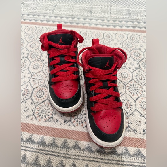 Nike Kids' Black and Red Sneakers Size 10.5 - Picture 2 of 5